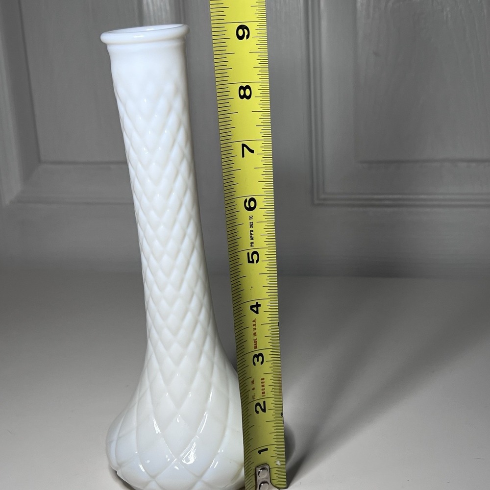 Vtg Hoosier Glass Milk Glass Bud Vase Quilted Diamond Pattern - Picture 3 of 5